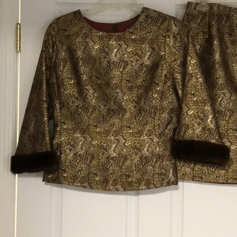 CHETTA B Elegant Gold Brocade Top and Skirt Set Faux fur trim Jkt 21” Skt 22”